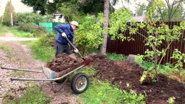 Der Typ Schleppt Eine Schubkarre Mit Dem Boden Landleben Landarbeit — Stockvideo