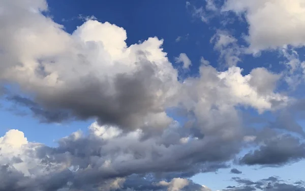 Beyaz bulutlu güzel mavi gökyüzü. Sakin doğal rahatlama arka plan. — Stok fotoğraf