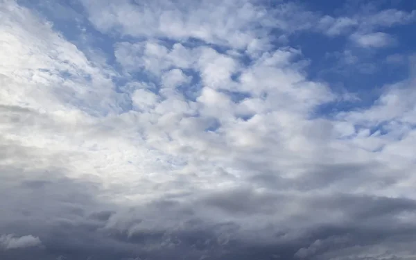 Beau ciel bleu avec des nuages blancs — Photo