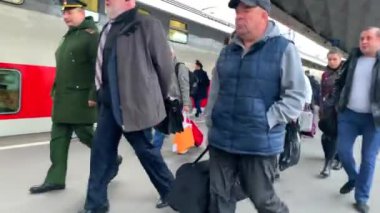 St. Petersburg, Rusya - 08 Ekim 2019: İnsanlar tren istasyonuna vardıktan sonra bavullarıyla tren istasyonuna gidiyorlar.