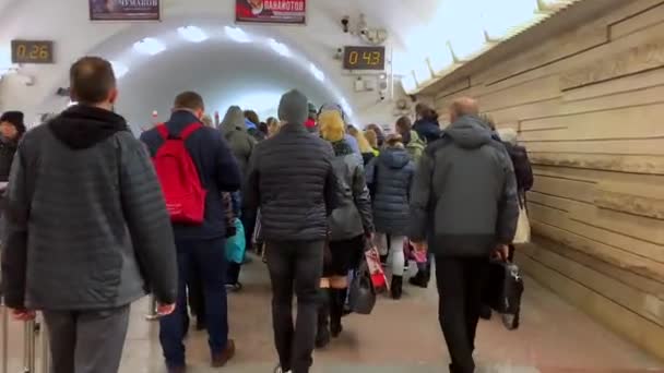 Sankt Petersburg Ryssland Oktober 2019 Folk Går Till Tunnelbanerulltrappan Tunnelbana — Stockvideo