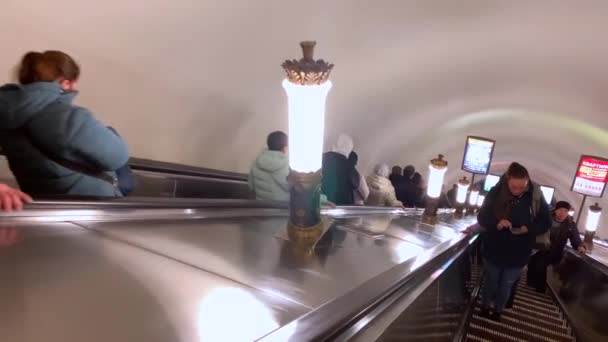 Petersburg Russia October 2019 Folk Går Ned Går Metroen Rulletrappe – Stock-video