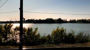 Demiryolu boyunca sakin bir nehri olan güzel bir manzara..