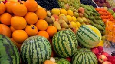 Markette tezgahta çeşitli lezzetli doğal meyveler var. Karpuz, portakal, armut, üzüm, elma, hurma, mandalina, erik, armut, nar..