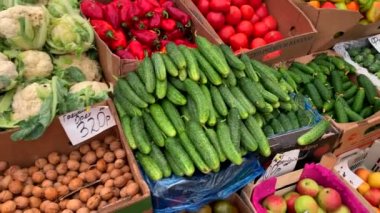 Markette tezgahta farklı doğal meyve ve sebzeler var. Domates, lahana, salatalık, biber, erik, elma, nar, hurma..