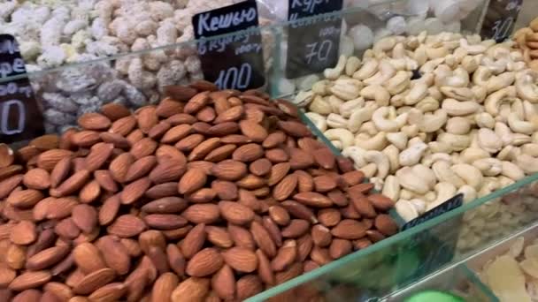 市场柜台上的坚果味道鲜美 开心果 巴西坚果 南瓜种子 芝麻种子 — 图库视频影像