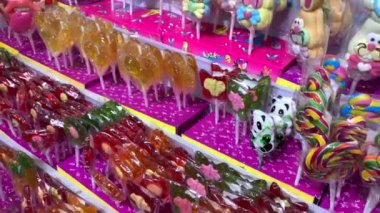 Tavşan şeklinde marmelat çiğnemek. Çubukta karamelli altın horoz. Farklı çocuk hediyeleri..