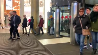 St. Petersburg, Rusya - 23 Ekim 2019: Kalabalık döner kapılardan dükkana giriyor.