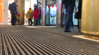 St. Petersburg, Rusya - 23 Ekim 2019: Kalabalık döner kapılardan dükkana girip çıkıyor.