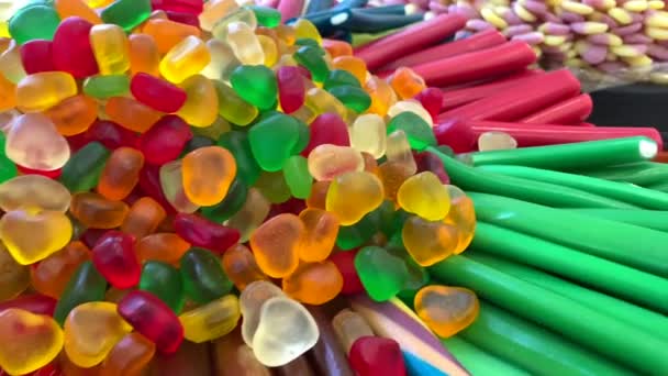美味的多色亮晶晶的咀嚼儿童的多样化果酱 糖中的玛瑙 — 图库视频影像