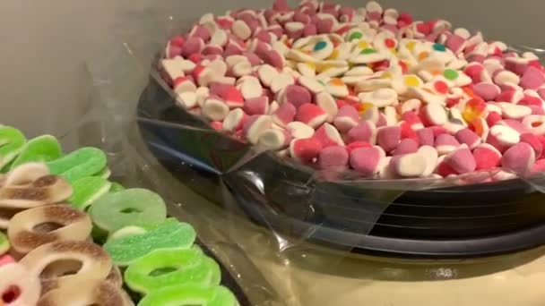 Değişik Renkte Tatlı Çiğneyen Çocuklar Çeşitli Lezzetli Marmelatlar Şekerli Reçel — Stok video