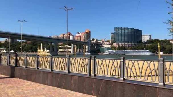 Embankment Con Una Playa Junto Río Hermoso Puente Grande Ciudad — Vídeo de stock