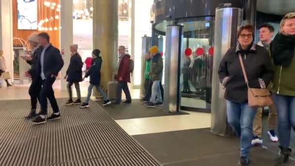 Petersburg Rusia Octubre 2019 Multitud Personas Entran Tienda Través Puertas — Vídeo de stock