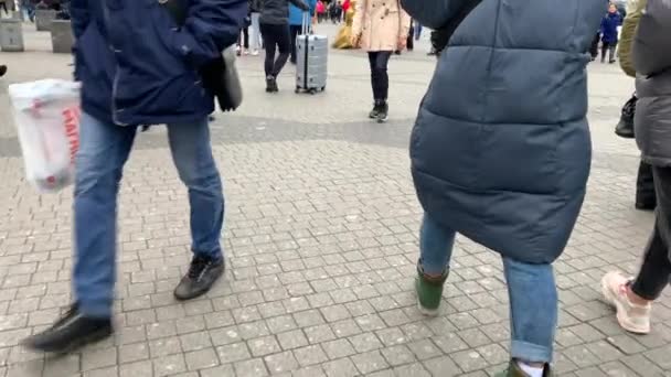 2019年10月23日 俄罗斯圣彼得堡 不同的人走在街头的鹅卵石上谈论他们的生意 男男女女都带着手提箱去火车站 — 图库视频影像