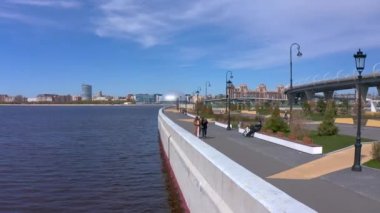 PETERSBURG, RUSSIA - 22 Mayıs 2020: iki kız gezinti güvertesi boyunca yürüyorlar. Şehrin üzerinde İHA uçuşu.