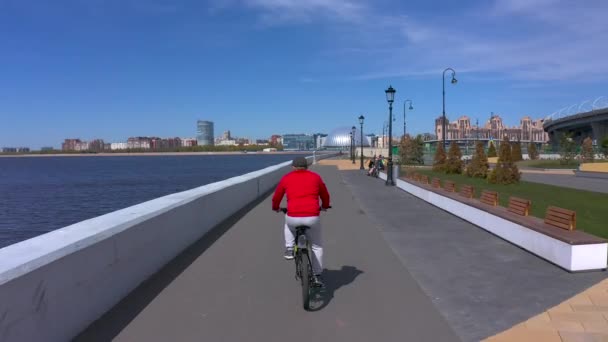 Petersburg Rusko Května 2020 Promenádě Jezdí Cyklista Červeném Svetru Bílých — Stock video