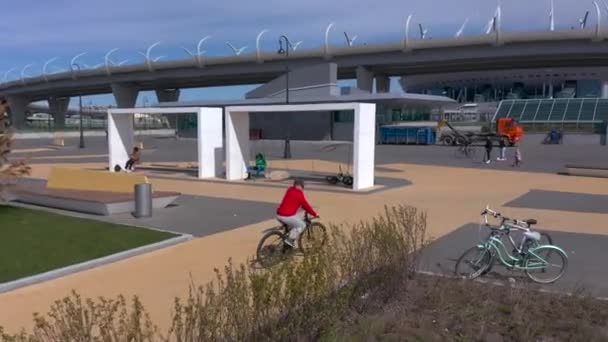 Petersburg Rusko Května 2020 Promenádě Jezdí Cyklista Červeném Svetru Bílých — Stock video