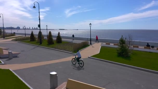 Petersburg Rusia Mayo 2020 Ciclista Con Una Chaqueta Gris Pantalones — Vídeo de stock