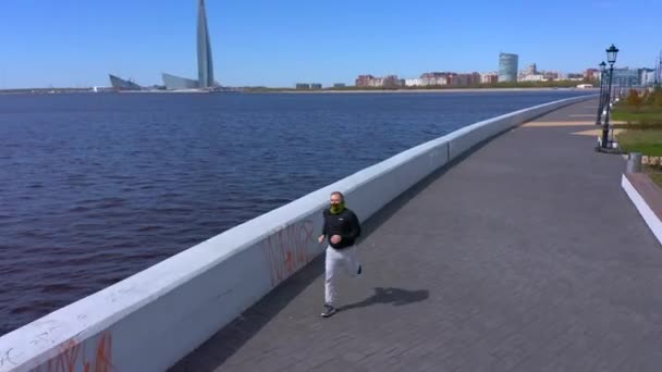 Petersburg Russia Maggio 2020 Ragazzo Maglione Nero Pantaloni Grigi Corre — Video Stock