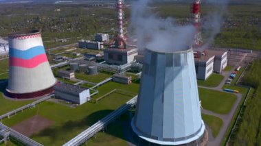 Termik santralin hava görüntüsü. Üreme tesisi. Büyük bir şehir için endüstriyel ısı kaynağı.