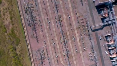 Elektrik santralinin hava görüntüsü. Güç hatları yukarıdan görünüyor. Büyük bir şehir için endüstriyel güç kaynağı.