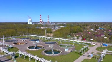Tedavi tesislerinin hava görüntüsü. Pompa istasyonu ve içme suyu. Büyük bir şehir için endüstriyel ve kentsel su arıtımı. Termik santral ve uzaktaki bir köy..