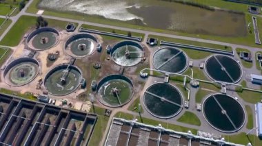 Su arıtma tesisleri. Yuvarlak tortul tankları arıyorum. Radyal birincil atık. Tedavi tesislerinin tortu tanklarını kaybediyorum. Su kanalı.