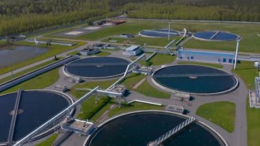 Su arıtma tesisleri. Yuvarlak tortul tankları arıyorum. Radyal birincil atık. Tedavi tesislerinin tortu tanklarını kaybediyorum. Su kanalı.