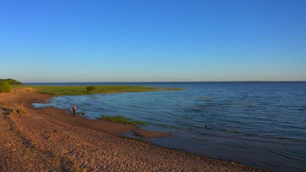 Flicka Som Går Längs Stranden Vacker Rysk Natur Vid Solnedgången — Stockvideo