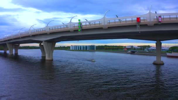 セント ペテルスブルグ ロシア 6月5 2020 海にヨットセーリングの空中ビュー 日没時にフィンランド湾でのボート旅行 橋の下で過ごす — ストック動画