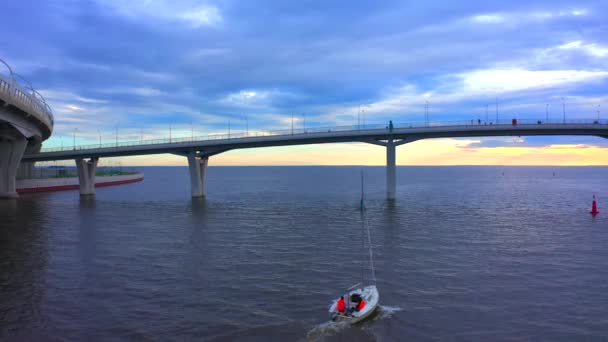 Petersburg Russia Czerwiec 2020 Widok Lotu Ptaka Jacht Pływający Morzu — Wideo stockowe