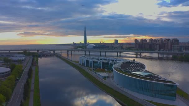 Αεροφωτογραφία Της Όμορφης Πόλης Ηλιοβασίλεμα Περπατήστε Κατά Μήκος Του Ποταμού — Αρχείο Βίντεο