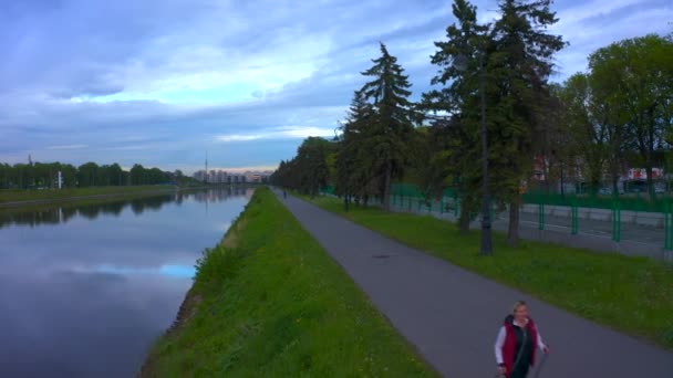 Petersburg Rússia Junho 2020 Vista Aérea Pessoas Caminhando Longo Ciclovia — Vídeo de Stock