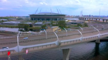 PETERSBURG, RUSSIA - 7 Haziran 2020: batı yüksek hız çapının hava görüntüsü. Panorama Şehri. Finlandiya Körfezi ve Zenith Arena Stadyumu üzerinde insansız hava aracı uçuşu.