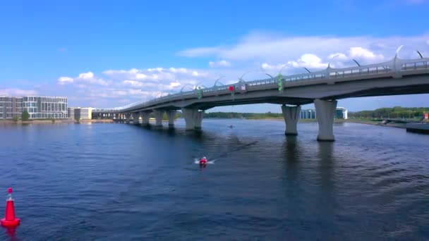 Petersburg Russia Czerwca 2020 Widok Lotu Ptaka Czerwoną Łódź Pływającą — Wideo stockowe