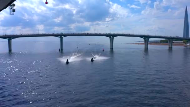 Petersburg Ryssland Juni 2020 Killar Vattencyklar Rider Bro Finska Viken — Stockvideo