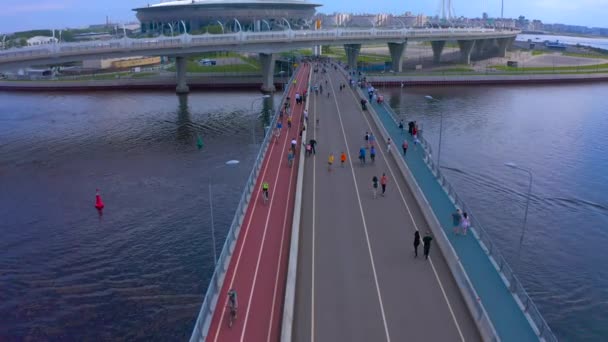 Petersburg Russland Juni 2020 Luftaufnahme Der Längsten Fußgängerbrücke Petersburg Menschen — Stockvideo