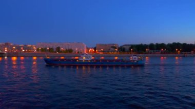 Bolsheokhtinsky Köprüsü, St. Petersburg 'daki Neva Nehri üzerinde güzel bir asma köprüdür. Beyaz geceler. Büyük Peter 'ın Köprüsü. Mavna nehirde yüzüyor..