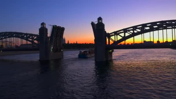 Bolsheokhtinsky桥是一座横跨圣彼得堡涅瓦河的漂亮的吊桥 彼得大帝的桥 木船漂浮在河上 — 图库视频影像