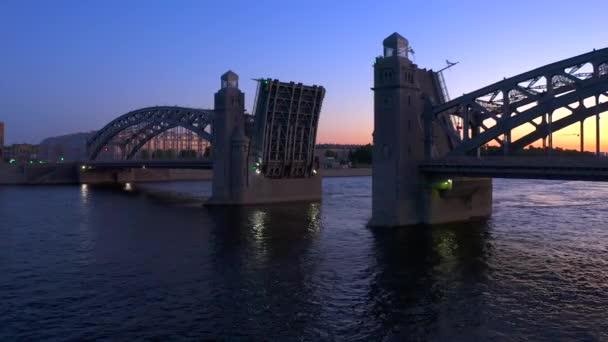 Bolsheokhtinsky桥是一座横跨圣彼得堡涅瓦河的漂亮的吊桥 彼得大帝的桥 — 图库视频影像
