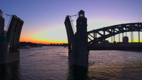 Γέφυρα Bolsheokhtinsky Είναι Μια Όμορφη Γέφυρα Κατά Μήκος Του Ποταμού — Αρχείο Βίντεο