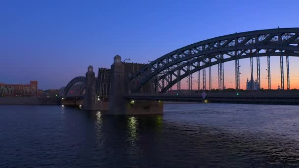 Bolsheokhtinsky桥是一座横跨圣彼得堡涅瓦河的漂亮的吊桥 彼得大帝的桥 — 图库视频影像