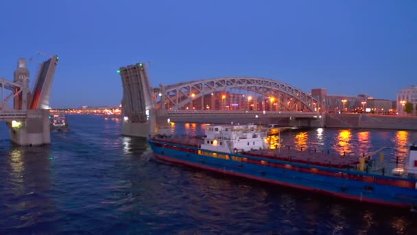 Bolsheokhtinsky桥是一座横跨圣彼得堡涅瓦河的漂亮的吊桥 彼得大帝的桥 在河上航行的驳船 — 图库视频影像