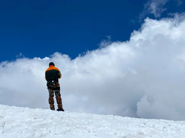 Grimpeur Tient Dos Pente Enneigée Nord Région Elbrus Beau Paysage — Photo