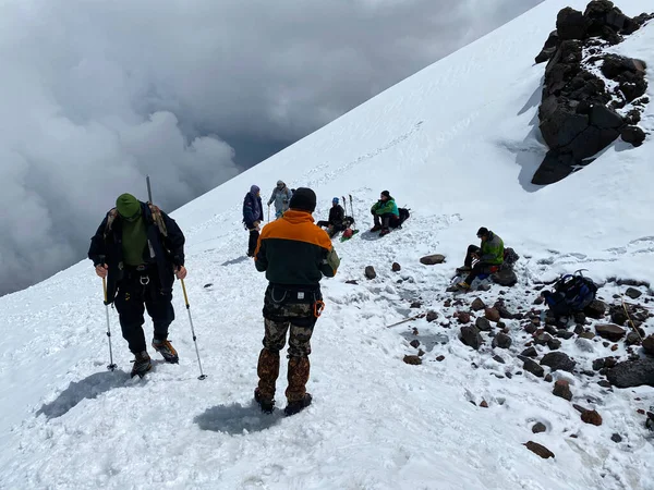 Elbrus District Russia Temmuz 2020 Sırt Çantalı Yürüyüş Direkleriyle Bir — Stok fotoğraf