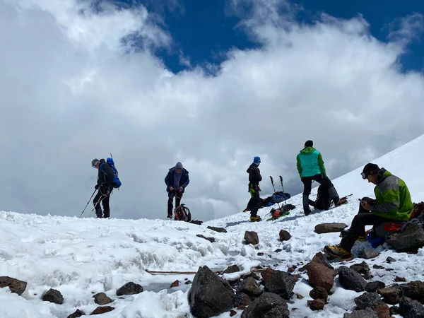 Elbrus District Russia Lipiec 2020 Grupa Wspinaczy Plecakami Kijami Trekkingowymi — Zdjęcie stockowe