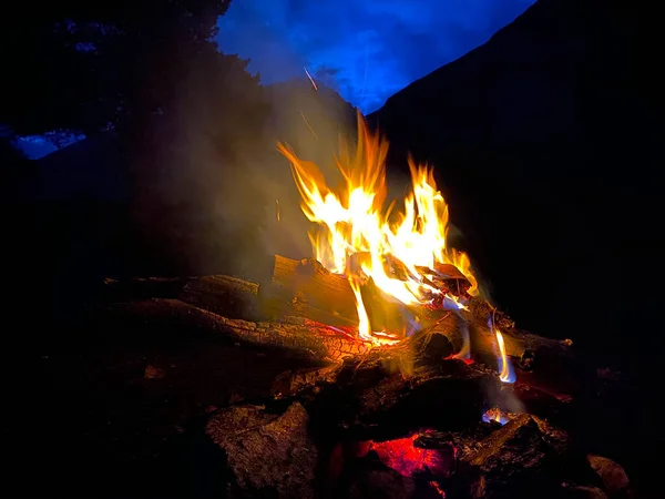 Ein Großes Loderndes Lagerfeuer Mit Funken Und Partikeln Vor Einem — Stockfoto