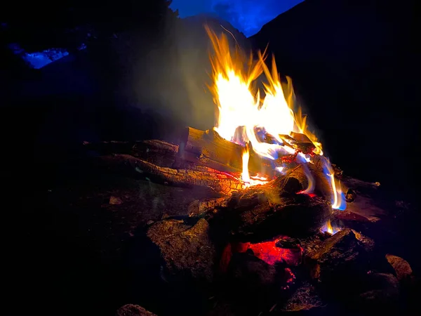 Large Flaming Bonfire Sparks Particles Front Forest Mountains Bonfire Night — Stock Photo, Image