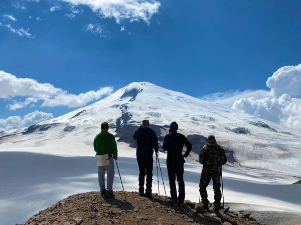 Cuatro Escaladores Paran Una Colina Miran Monte Elbrus Vista Aérea — Foto de Stock