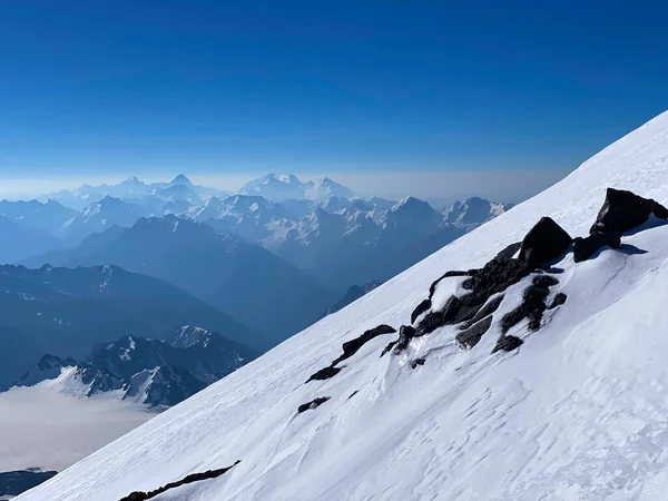 Lélegzetelállító Kilátás Elbrus Tetejéről Gyönyörű Téli Hegyvidéki Táj Havas Sziklás — Stock Fotó
